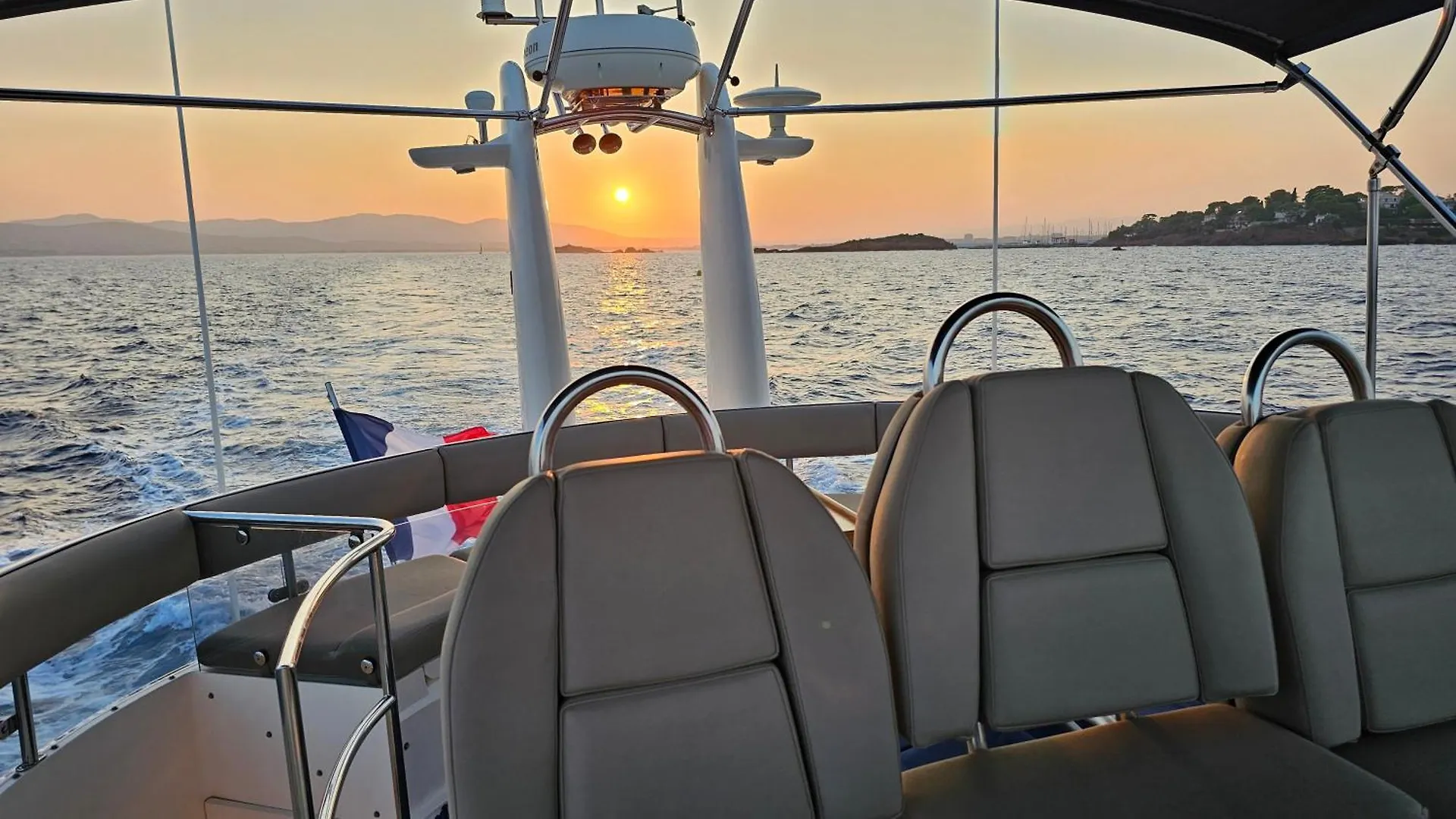 Superbe Yacht Dans Le Port De Cannes Bateau-hôtel