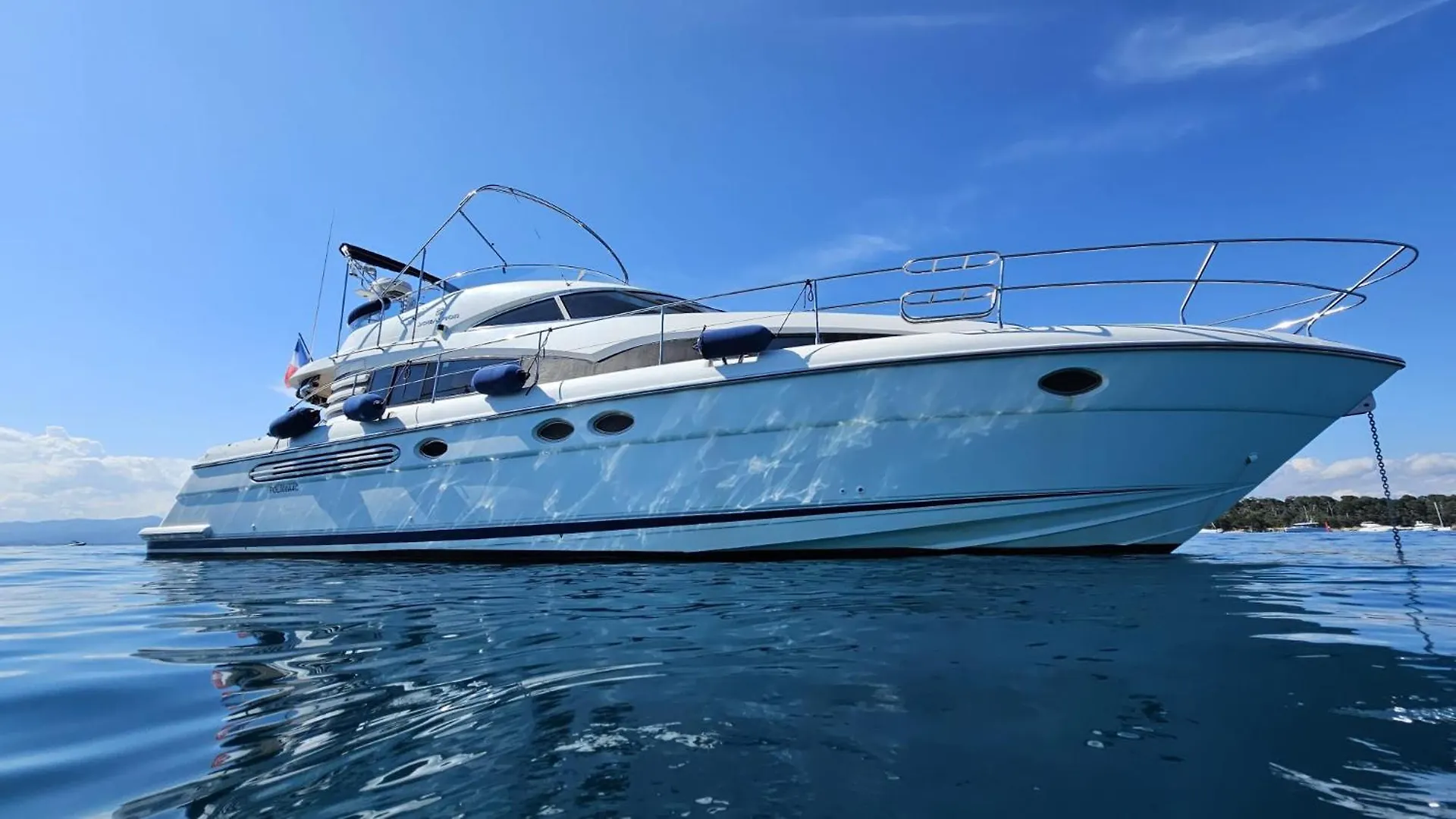 Bateau-hôtel Superbe Yacht Dans Le Port De Cannes France