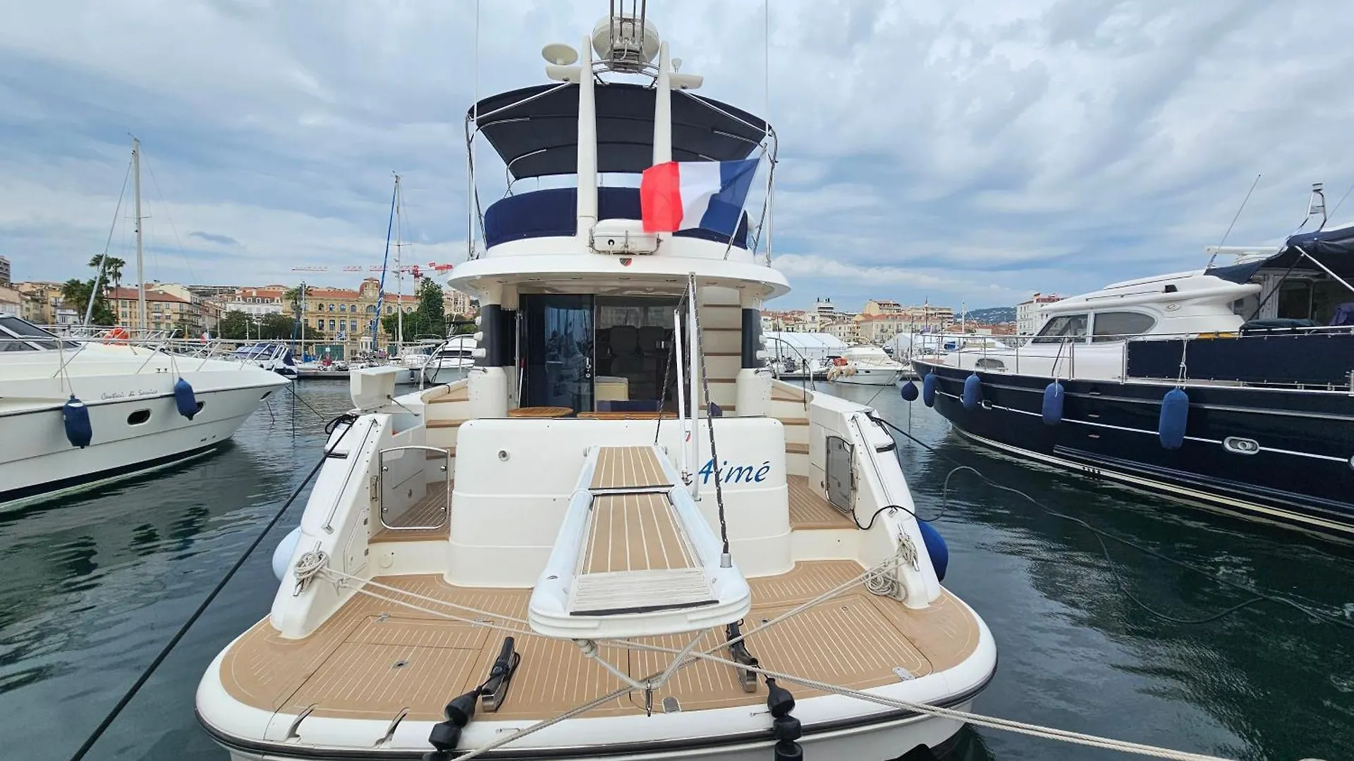 Superbe Yacht Dans Le Port De Cannes